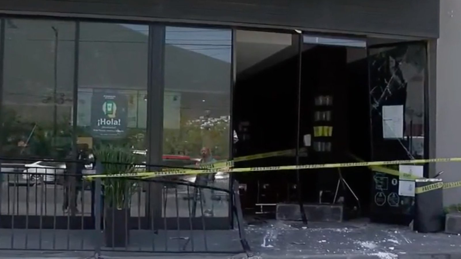 Director Pierde Control de Su Auto Y Termina Dentro de Cafetería en Monterrey, Nuevo León