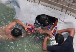 Pobladores de Tabasco Bucean para Rapiinar la Carga de un Tráiler que Cayó a un río | Videos