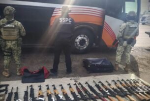 Arsenal Descomisano en Autobús de Pasajeros Sobre la Autopista Mazatlán-Culiacán