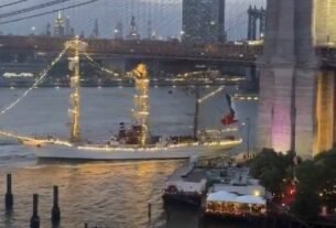 Velero Cuauhtémoc Choca Contra El Puente de Brooklyn en Nueva York. VIDEO
