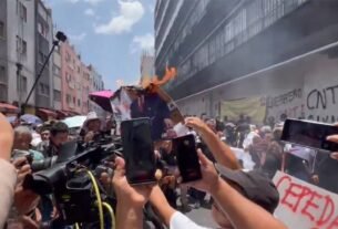 Ceteg Realiza Destrozos y Quemas Afuera de Edificio de Snte en Cdmx