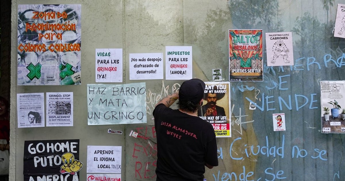 (Videos) ‘Fuera Gringos’: Así Fue La Marcha vs. La Gentrificación en Cdmx; Lanzaron Petardos A Starbucks