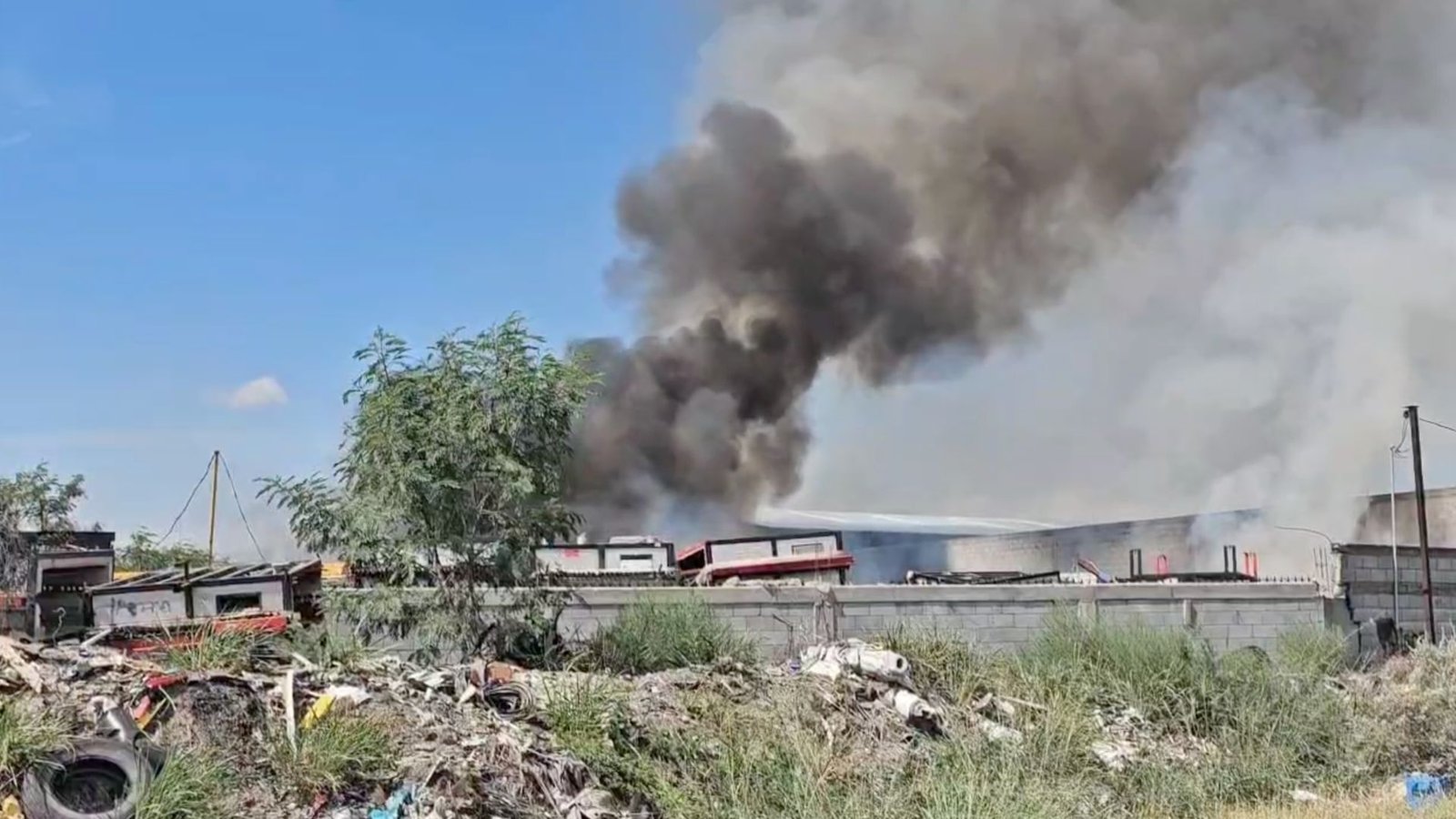 Moviliza Incendio en Recicladora abandonada en Escobedo, Nuevo León