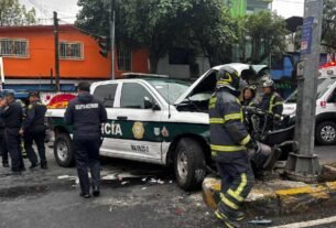 Patrulla CDMX SE Estrella Contra Poste Tras Bocar Con 3 Auto En Iztapalapa