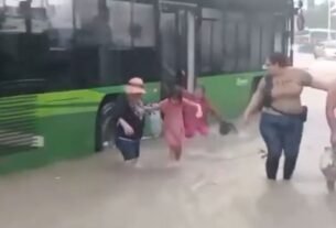 Arrastra Camión de Pasajeros a Abuelita en Puerto Vallarta | Video