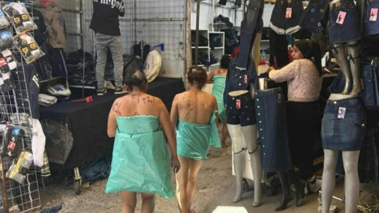 Rapan, desvisten y pintan cuerpos de presuntas ladronas en tianguis de Texmelucan, Puebla | Video
