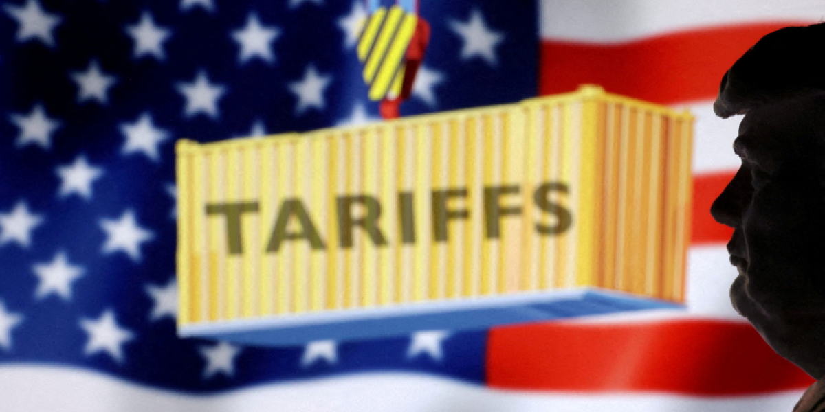 Trump firma decreto para imponer los nuevos aranceles a camiones y autobuses importados