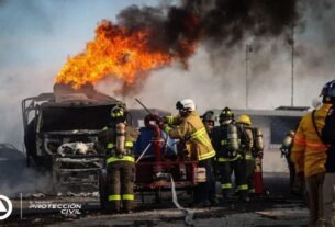 Explota pipa en la Carretera Estatal 200 de Querétaro, hay dos lesionados
