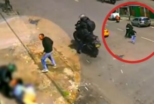 Hombre armado arrastra a 2 mujeres por la calle para robarles el dinero de una herencia | VIDEO