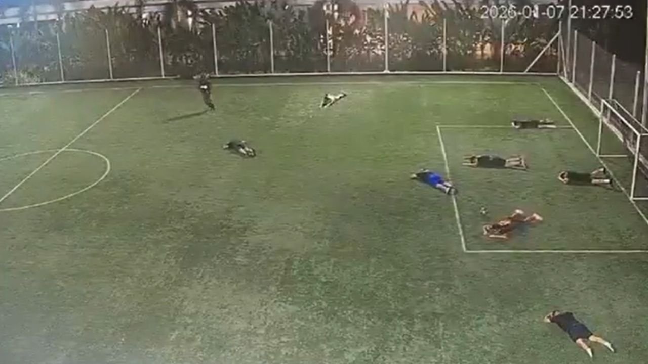 Hombres armados entran a cancha de fútbol y matan a 3 jugadores en menos de un minuto | IMAGENES FUERTES