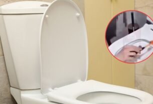 Mujer castiga a su hija por decir groserías y la obliga a lavarse la boca con agua del inodoro