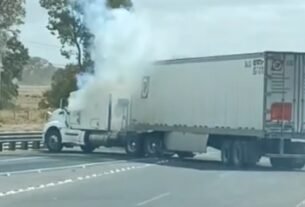 Incendian un Autobús de Pasajeros y Tráiler en la Autopista México-Puebla cerca del Periférico