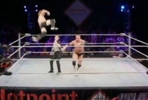 Réferi de lucha libre convulsiona en pleno ring tras recibir una plancha por error y sufre daño cerebral | VÍDEO FUERTE