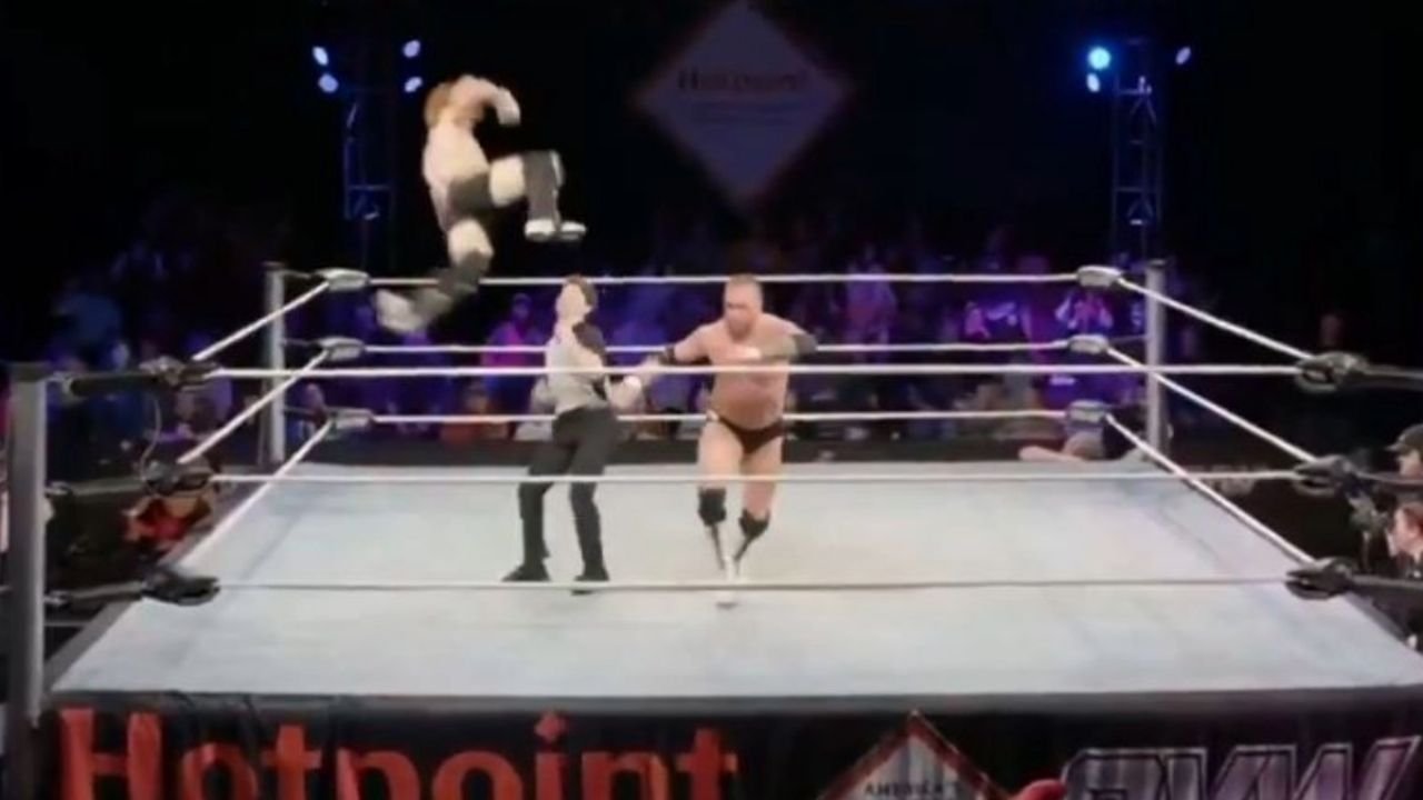 Réferi de lucha libre convulsiona en pleno ring tras recibir una plancha por error y sufre daño cerebral | VÍDEO FUERTE