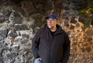 Antonio Ortuño, estoy satisfecho de lo que ha escrito, pero trato de no repetirlo.