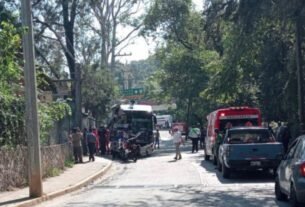 Autobús de pasajeros embiste a 7 autos en Valle de Bravo; deja varios lesionados y 3 viviendas afectadas | FOTOS