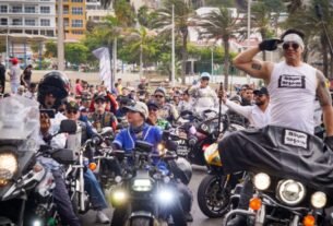 Rugen los motores en el desfile de la Semana de la Moto