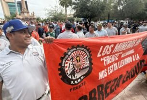 Mineros del Frente marchan en Torreón; denuncian afectaciones a su ingreso y ahorro