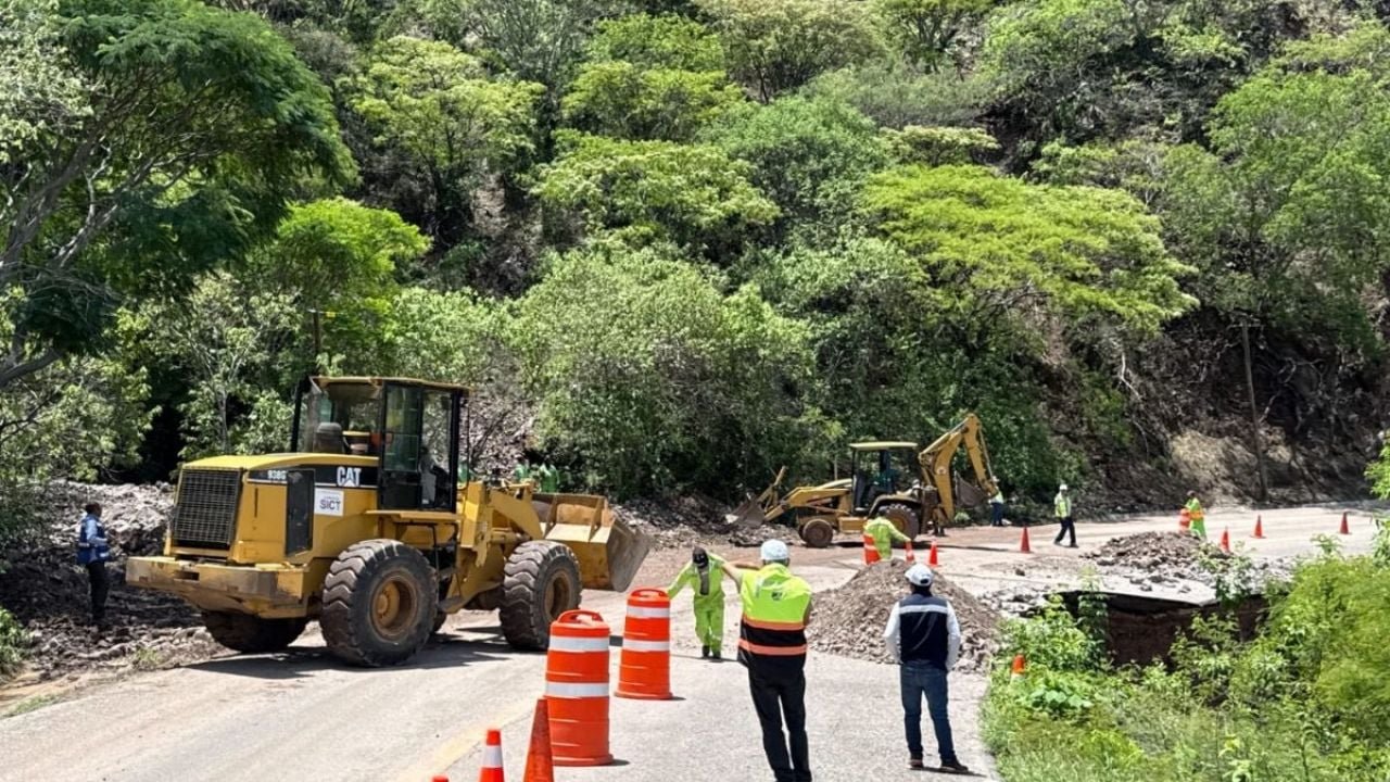 Lluvias efectos carreteras en Oaxaca; SICT ya interviene