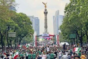 Festejos en el Ángel, mezclados con dolor de buscadoras y lluvia